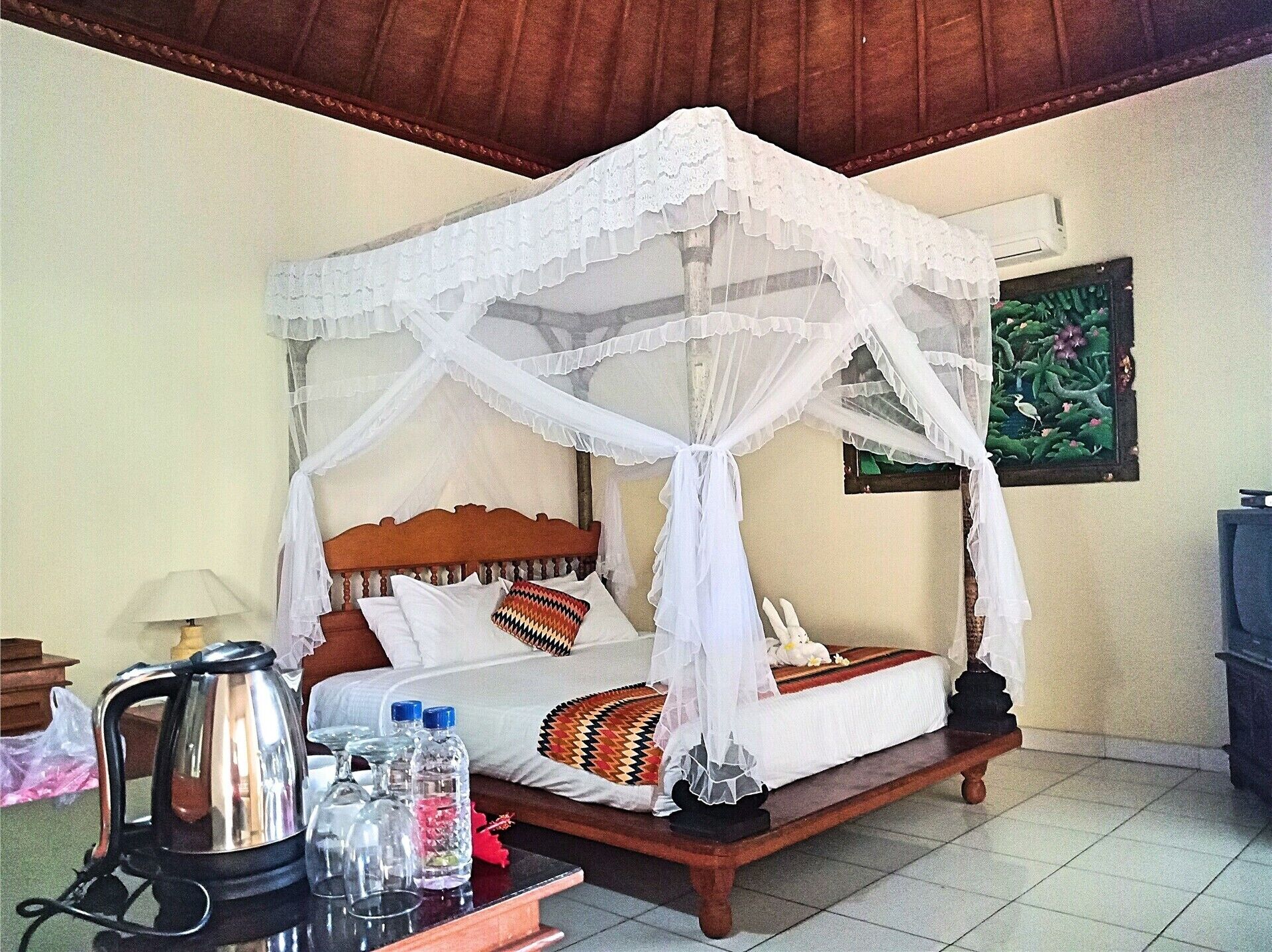 Escritorio, tabla de planchar con plancha, wifi gratis y ropa de cama 