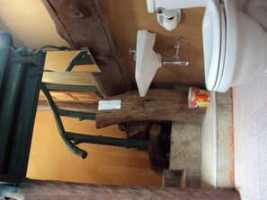 Bungalow | Salle de bain | Douche, articles de toilette gratuits, serviettes fournies