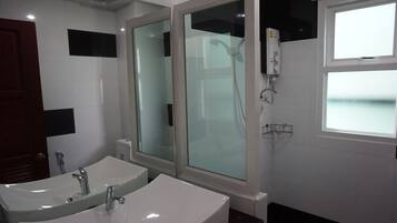 Shower, free toiletries, towels