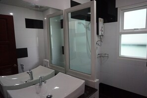 Shower, free toiletries, towels - Mukdaview Hotel (Mukdahan)