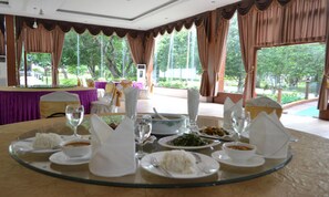 朝食、ランチ、ディナーに営業