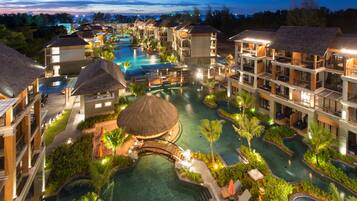 Piscina externa, guarda-sóis, espreguiçadeiras