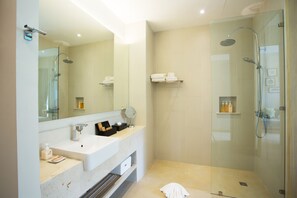 Deluxe Suite Pool Access/ Jacuzzi Room  | Badezimmer | Badewanne und Dusche (separat), Regendusche, kostenlose Toilettenartikel