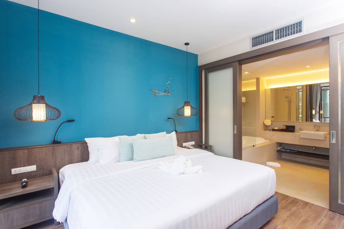 Deluxe Suite Room | Caja de seguridad en la habitación, escritorio y cortinas blackout