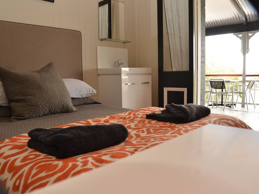 Meja kerja, Wi-Fi gratis, dan seprai linen