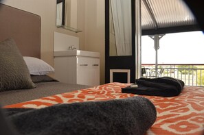 Escritorio, wifi gratis y ropa de cama 