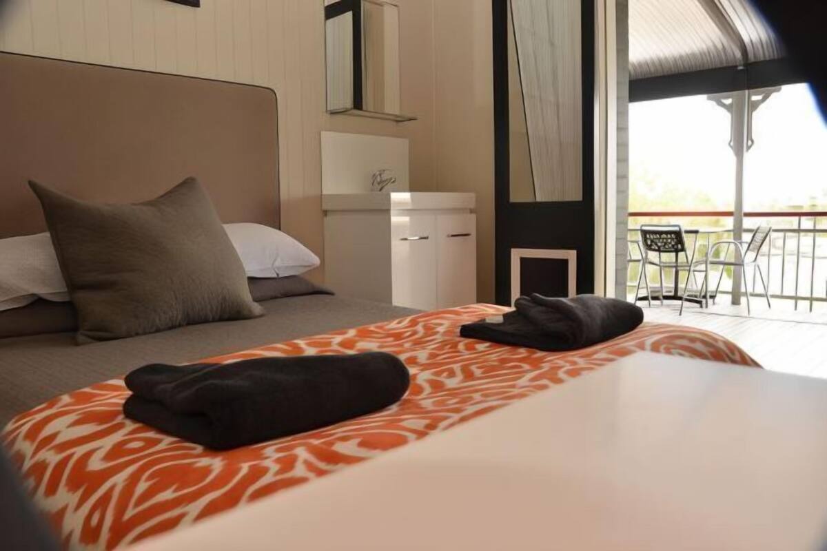 Escritorio, wifi gratis y ropa de cama