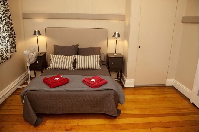 Escritorio, wifi gratis y ropa de cama 