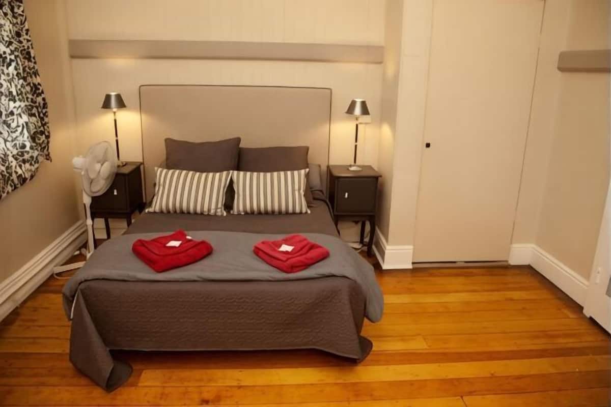 Escritorio, wifi gratis y ropa de cama