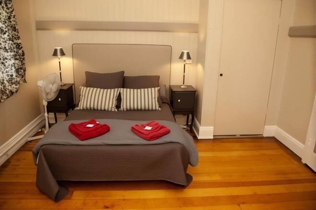 Escritorio, wifi gratis y ropa de cama