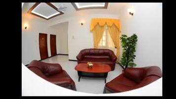 3 Bedroom Apartment | Blackout drapes, free WiFi