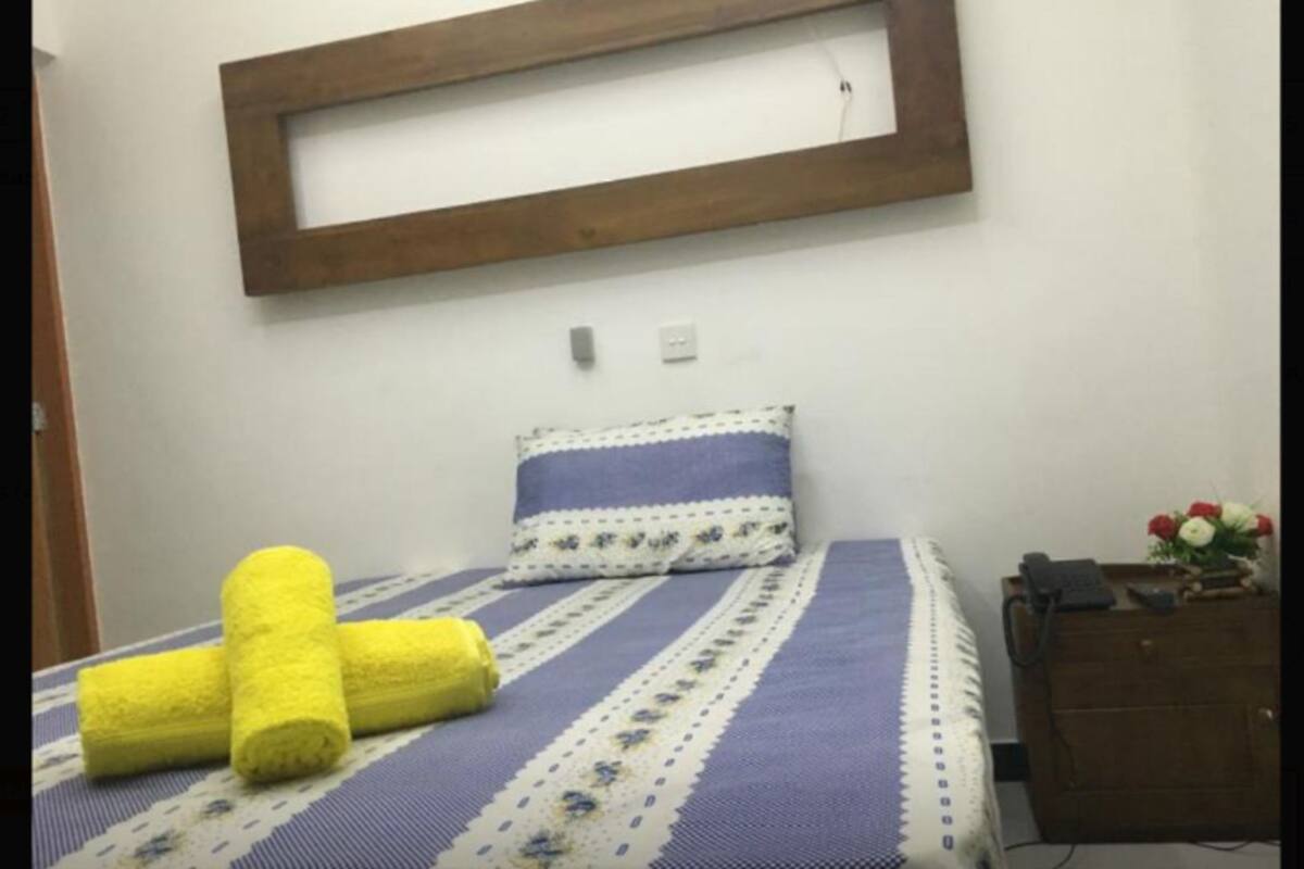 Chambre de base double, 1 très grand lit | Rideaux d’obscurcissement, accès au Wi-Fi (inclus)