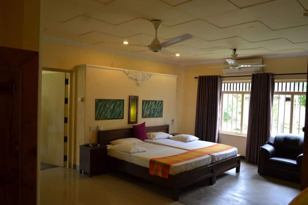 deluxe double or twin room (with fan only) | desk, free wifi, bed sheets
