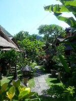 Escritorio, wifi gratis y ropa de cama 