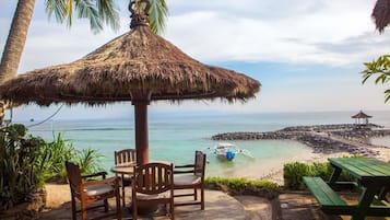 Breakfast, lunch, dinner served; international cuisine