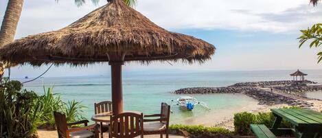 Breakfast, lunch, dinner served; international cuisine