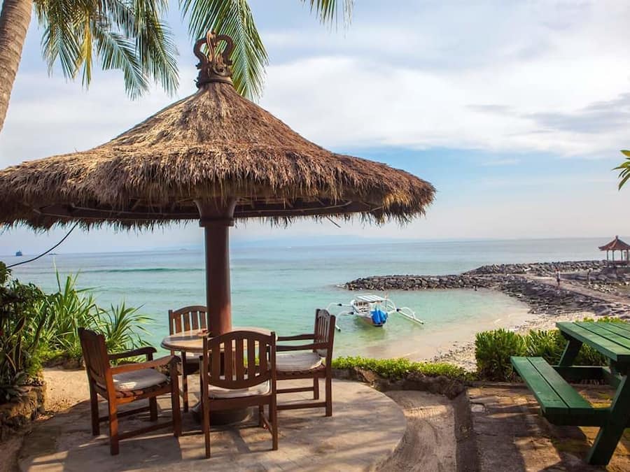 Breakfast, lunch, dinner served; international cuisine