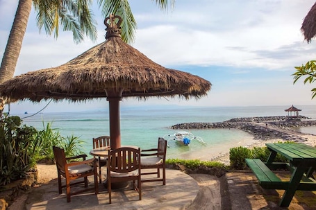 Breakfast, lunch, dinner served; international cuisine