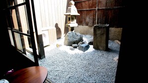ห้องสแตนดาร์ดดับเบิล, ติดสวน ( 102 )