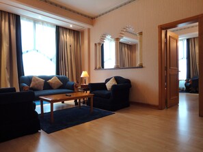 Standard-Suite | Wohnzimmer | Flachbildfernseher