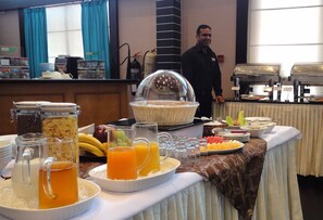 Buffet déjeuner servi tous les jours en supplément