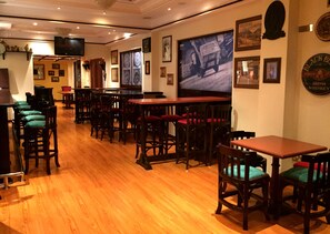 Bar (trong khuôn viên)
