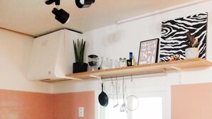 Una cocina con encimera de madera, un lavamanos y un colgador para ollas.