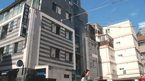 Un edificio de varios pisos con un letrero que dice "The Escape Playhouse Ground Ground".