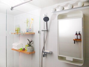 Phòng 2 giường đơn dành cho gia đình | Phòng tắm | Buồng tắm vòi sen, đồ dùng nhà tắm miễn phí, máy sấy tóc, khăn tắm 
