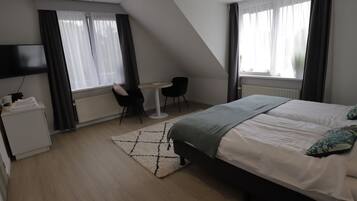 Comfort tweepersoonskamer, uitzicht op jachthaven | Een strijkplank/strijkijzer, gratis babybedden, gratis wifi, beddengoed