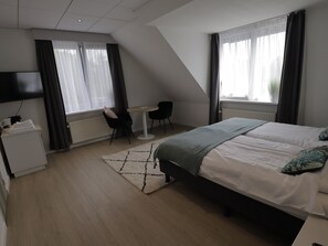 Comfort tweepersoonskamer, uitzicht op jachthaven | Een strijkplank/strijkijzer, gratis babybedden, gratis wifi, beddengoed