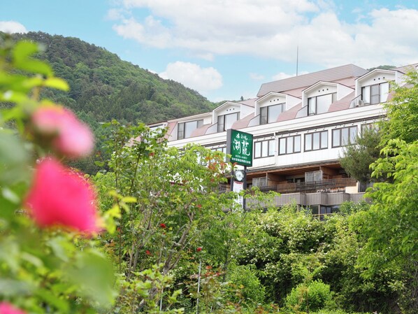 A hotel with a sign indicating it is the Hotel Kuroki. It features a modern architectural style with multiple stories and balconies. - Hotel Koryu (Fujikawaguchiko)