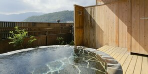 A hot tub with a wooden deck and a wooden fence. - Hotel Koryu (Fujikawaguchiko)