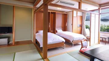 Twin Room, Non Smoking, Lake View | In-room safe, free WiFi, bed sheets