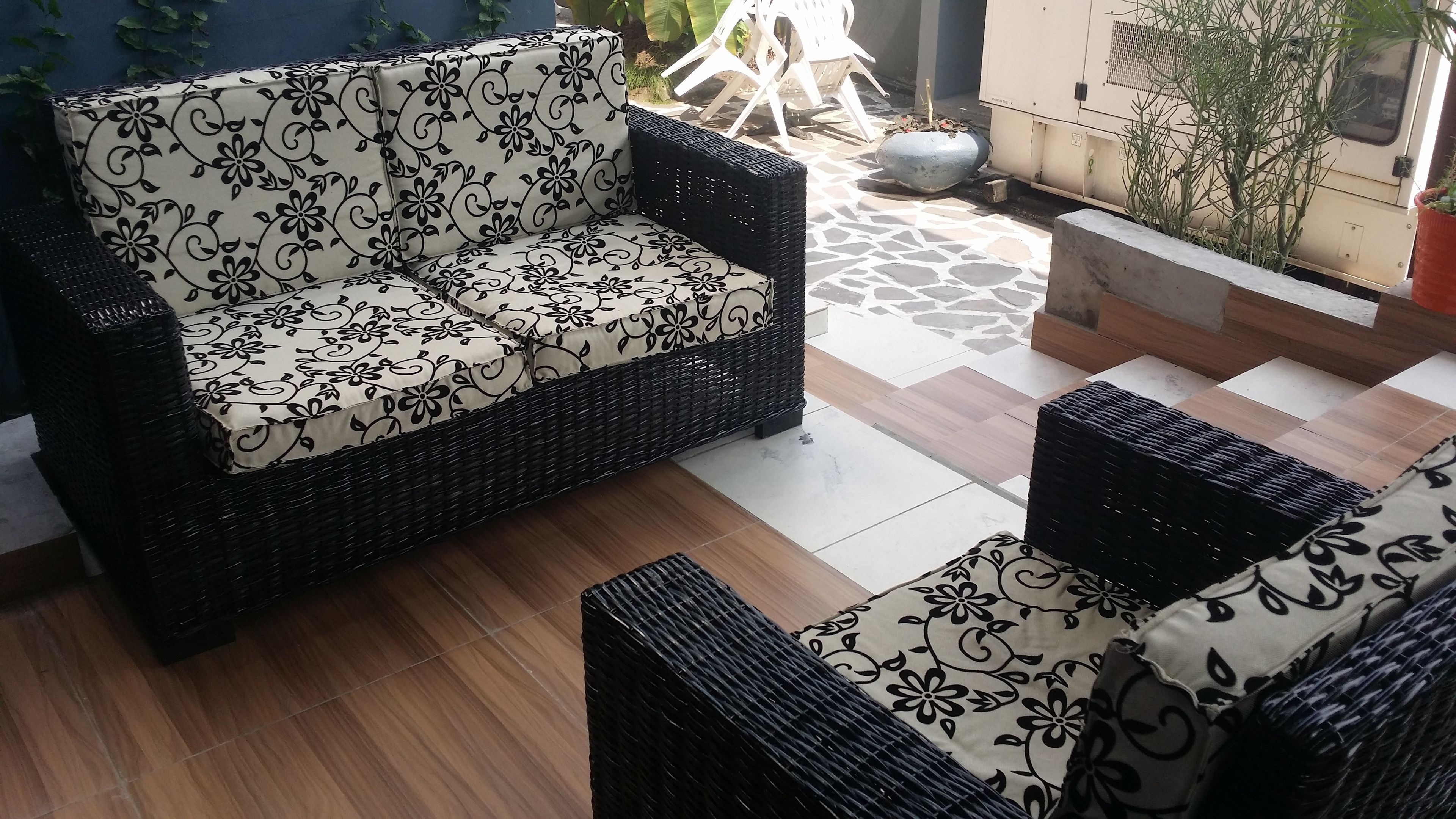 serves breakfast, lunch and dinner