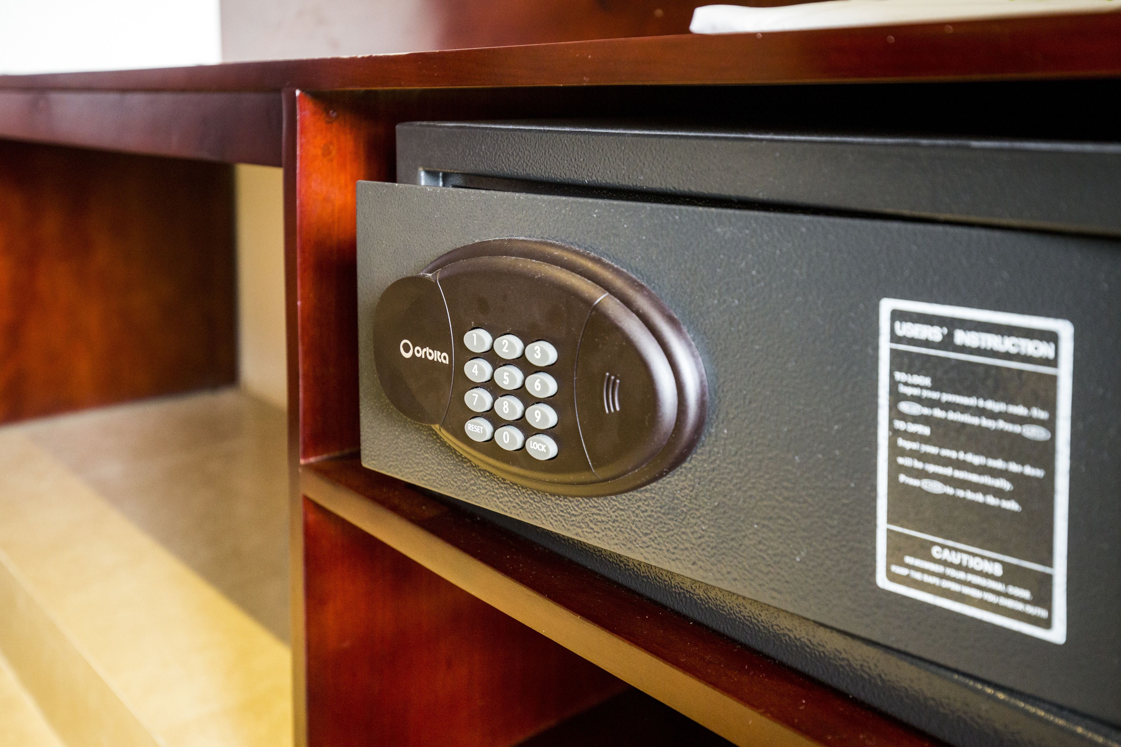 1 bedroom, egyptian cotton sheets, memory-foam beds, minibar