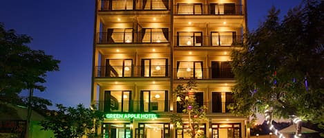 Façade de lâhĂ©bergement â soirĂ©e/nuit