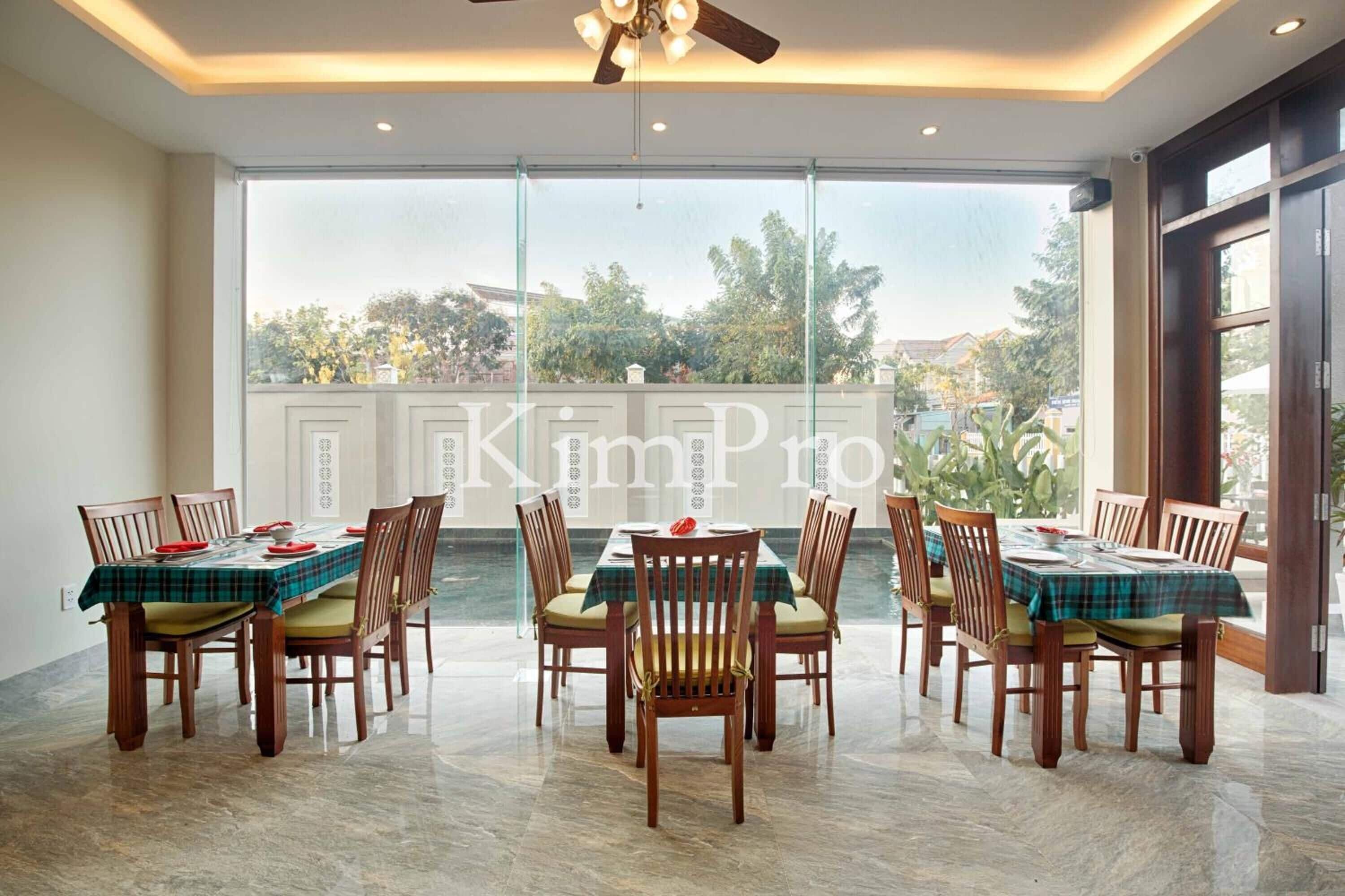 breakfast, lunch, dinner served; international cuisine