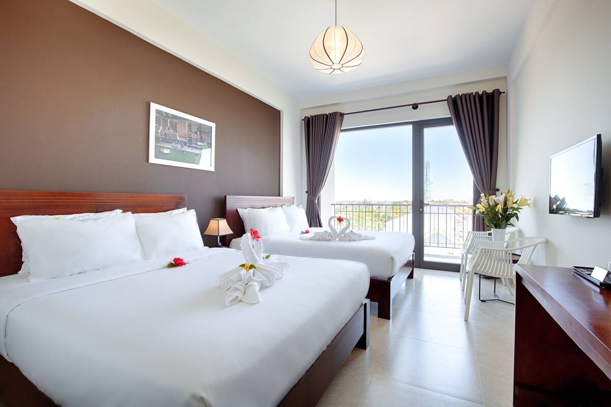 Suite, Balcony | 이집트산 면 시트, 메모리폼 침대, 미니바, 객실 내 금고