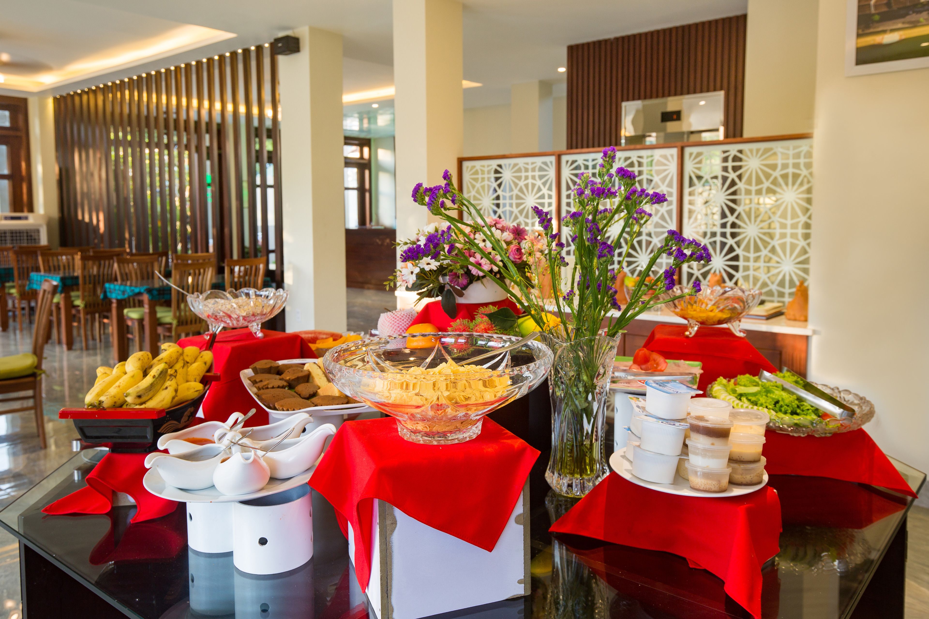 daily cooked-to-order breakfast (vnd 100000 per person)