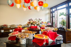 Daily cooked-to-order breakfast (VND 100000 per person)