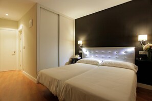 Desk, blackout drapes, soundproofing, free WiFi - Hotel Rosal (Oviedo)