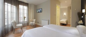 Desk, blackout drapes, soundproofing, free WiFi - Hotel Rosal (Oviedo)