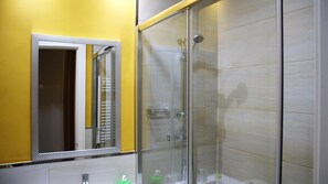 Shower, free toiletries - Hotel Rosal (Oviedo)