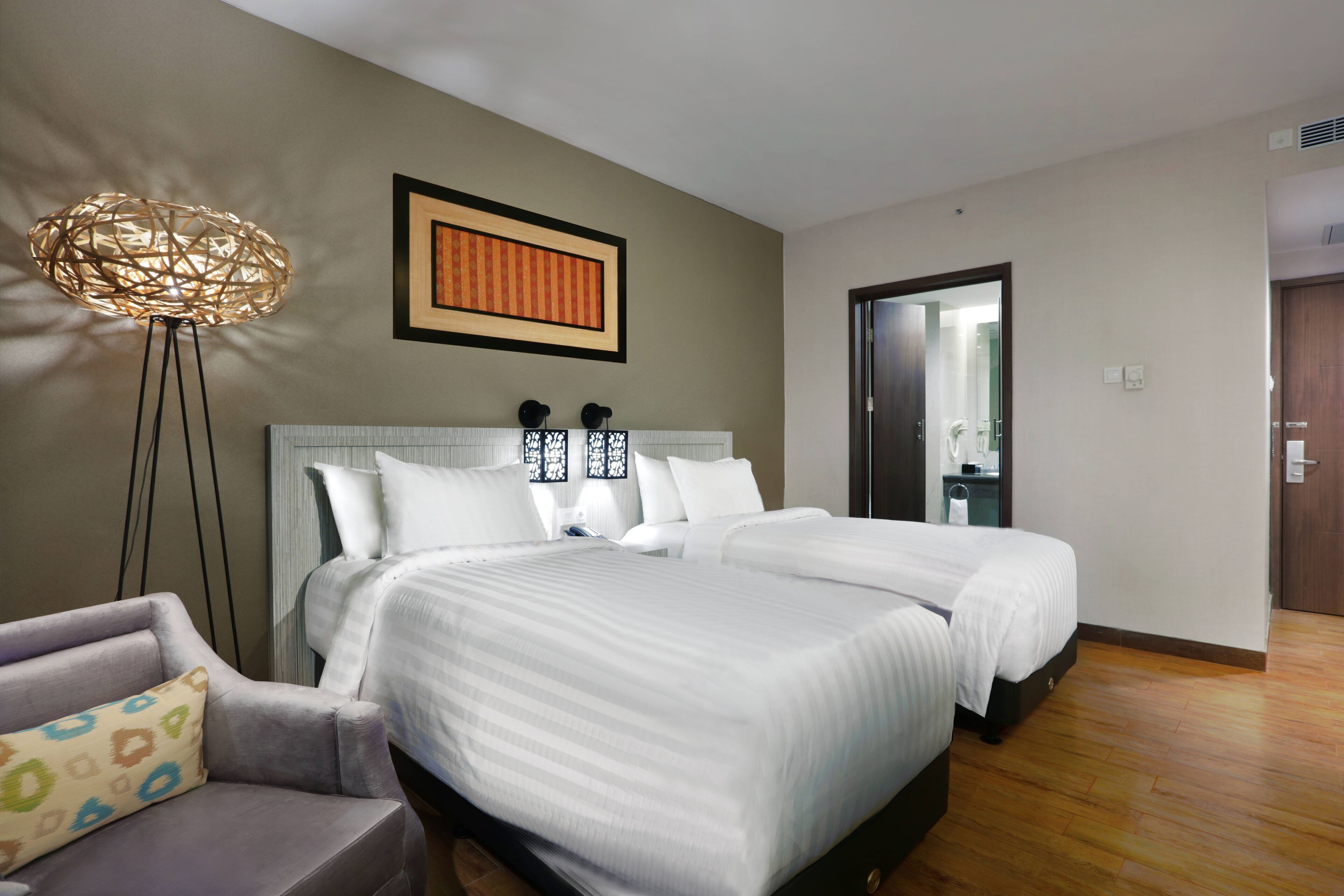 Een minibar, een kluis op de kamer, geluiddichte muren