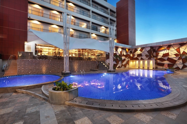 Una piscina al aire libre