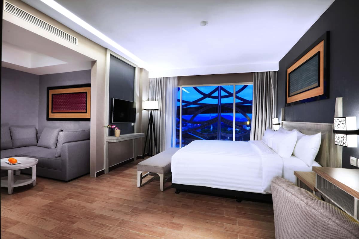 deluxe suite room | minibar, in-room safe, soundproofing, rollaway beds