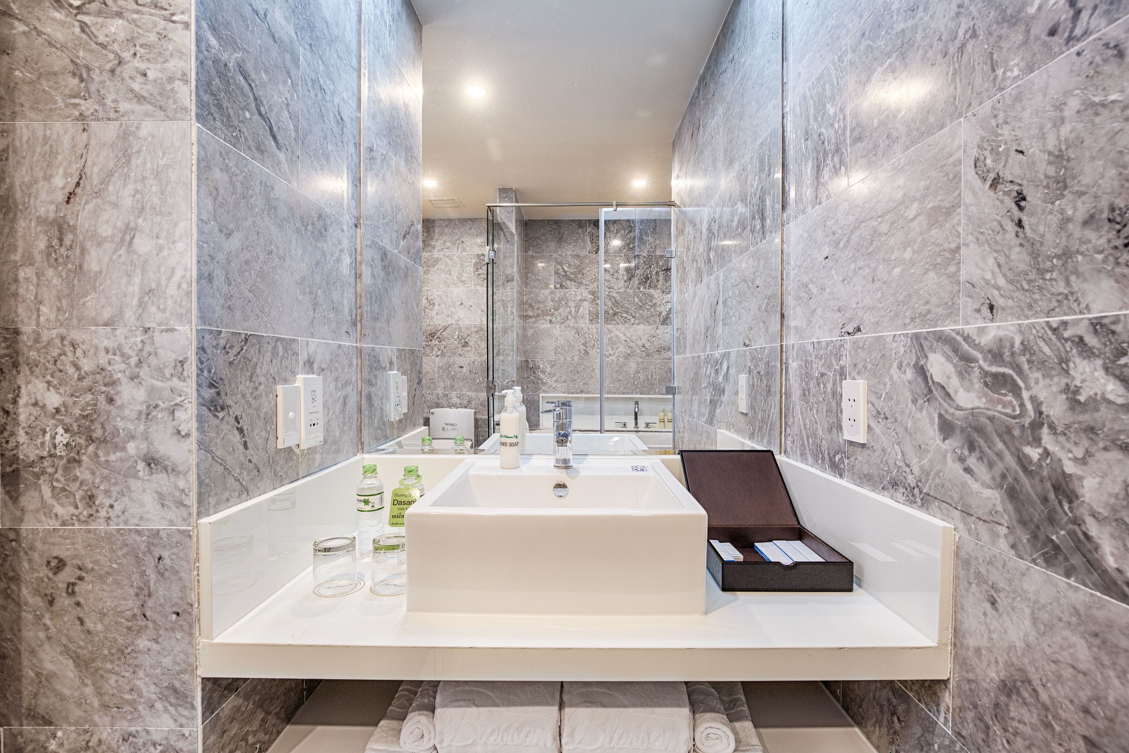 separate bathtub and shower, deep-soaking bathtub, rainfall showerhead