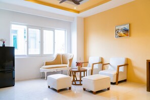 Tremannsrom – familie, flere senger, badekar | Sengetøy av topp kvalitet, senger med overmadrass, minibar og skrivebord