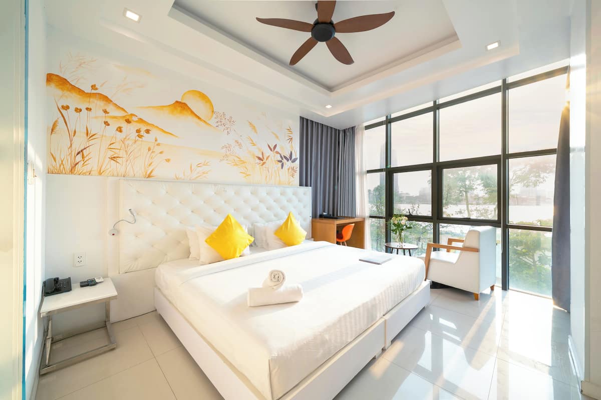 Deluxe Double Room, Bathtub, River View | Premium bedding, pillowtop beds, minibar, desk